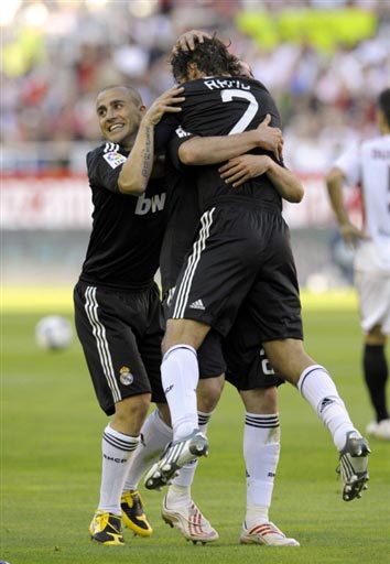 若日尼奥同时斩获欧冠&解放者杯，为达此成就的第15位球员（若日尼奥成第15位同时捧起欧冠与解放者杯的球员）